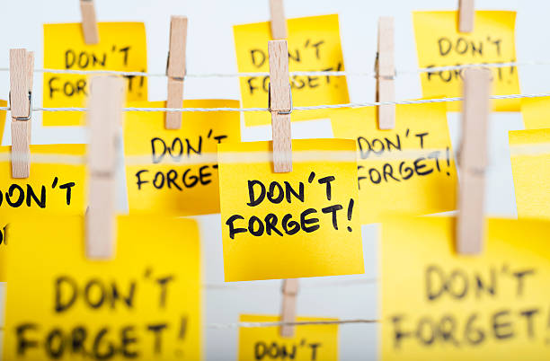adhesive note papers with "don't forget!" message hanging on the rope